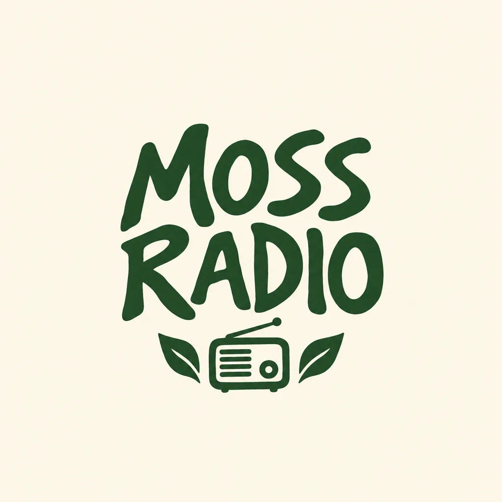 Concept de logo folk indépendant MOSS RADIO, avec un lettrage manuscrit vert forêt et une petite radio ornée de feuilles sur fond ivoire
