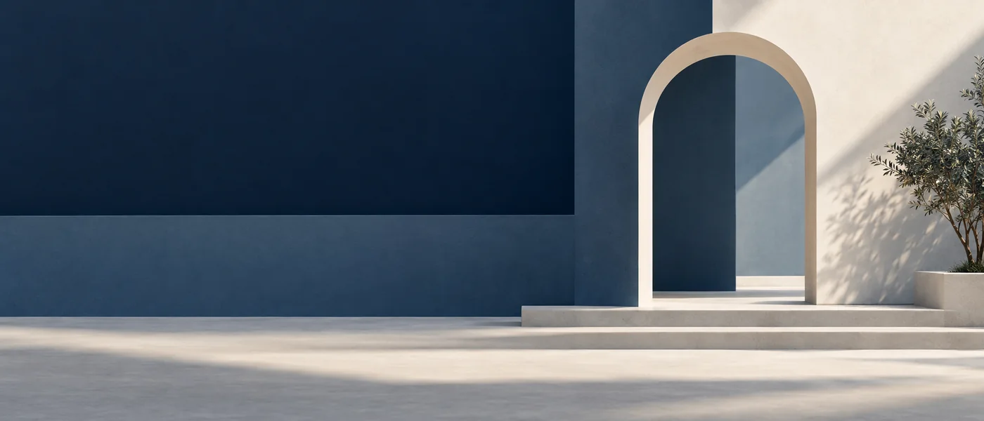 خلفية غلاف LinkedIn: أسطح معمارية كحلية وعاجية في تكوين عريض هادئ.
